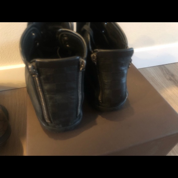 Louis Vuitton - Picture 3 of 4